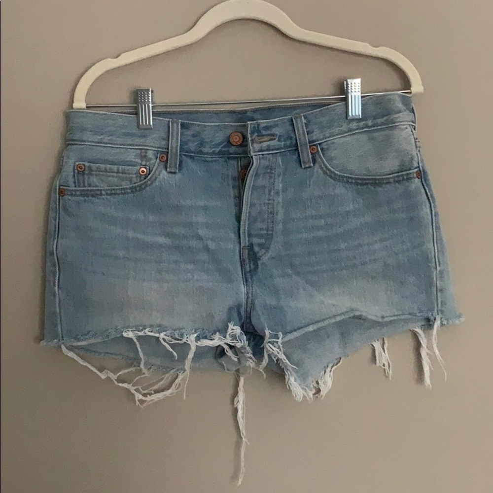 Vintage Levi’s cutoff lightwash distressed shorts